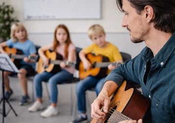 Ikbal Özsoy unterrichtet eine Kindergruppe