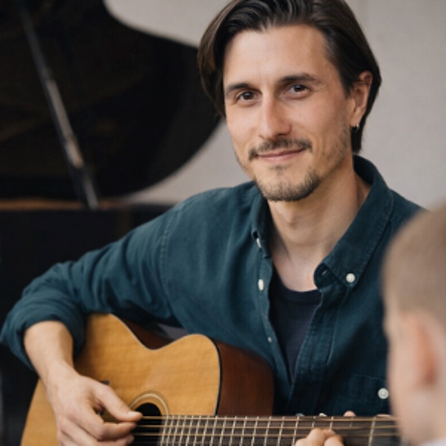Ikbal Özsoy, Gitarrenlehrer in Mainz
